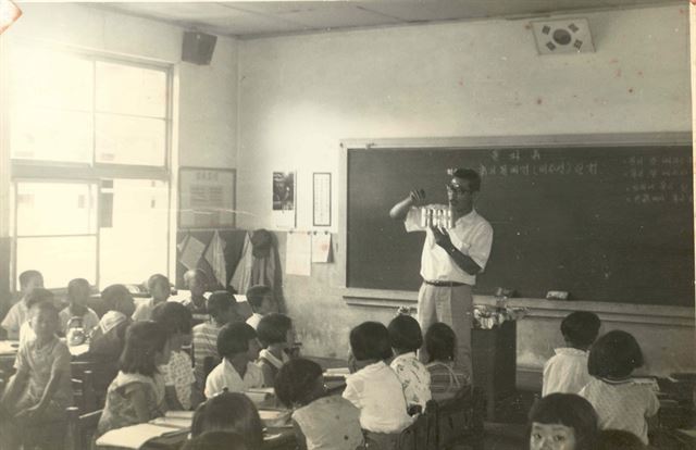 충북 옥천 청산초등학교의 1960년대 수업 풍경. 충북 충주의 '패셔니스타 소녀'였던 지춘희 디자이너는 이 때부터 최신식 수영복과 기계식 주름치마를 입었다. 한국일보 자료사진