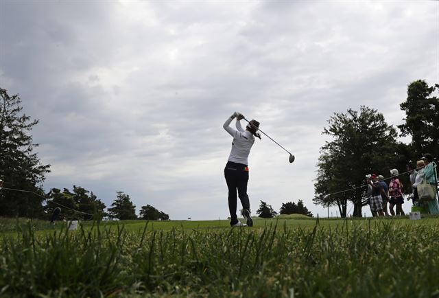 유소연이 4일 미국 뉴저지주 갤러웨이의 스탁턴 시뷰 호텔 앤드 골프클럽에서 열린 LPGA 투어 숍라이트 클래식 2라운드 6번홀에서 티샷을 하고 있다. 갤러웨이=AP 연합뉴스