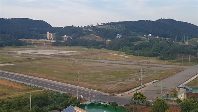 도로, 배수시설 등 도시계획시설을 제대로 갖춰지지 않은 상태에서 토지가 매각돼 특혜 의혹이 제기된 전남 여수시 돌산읍 평사리 상포매립지. 하태민 기자