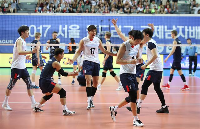 한국 남자배구대표팀 선수들이 4일 ‘2017 서울 월드리그 국제남자배구대회’ 핀란드와 경기에서 풀 세트 접전 끝에 승리한 뒤 환호하고 있다. 연합뉴스