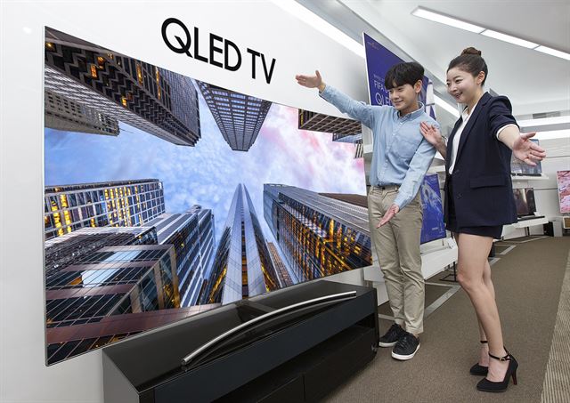 지난달 말 국내에 출시된 75인치 초대형 QLED TV. 삼성전자 제공