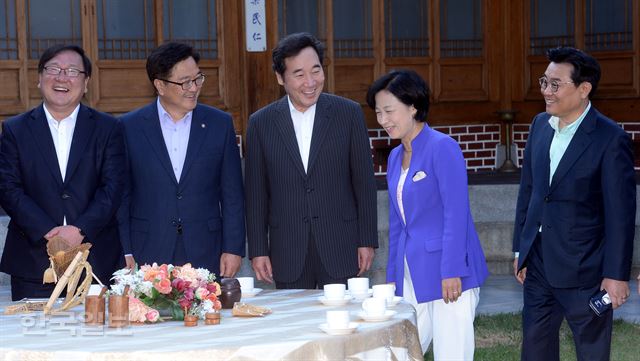 5일 삼청동 총리공관에서 열린 첫 당ㆍ정ㆍ청 회의서 참석자들이 환담하고 있다.왼쪽부터 김태년 더불어민주당 정책위의장,우원식 원내대표,이낙연 총리,추미애 대표,전병헌 정무수석.고영권기자youngkoh@hankookilbo.com