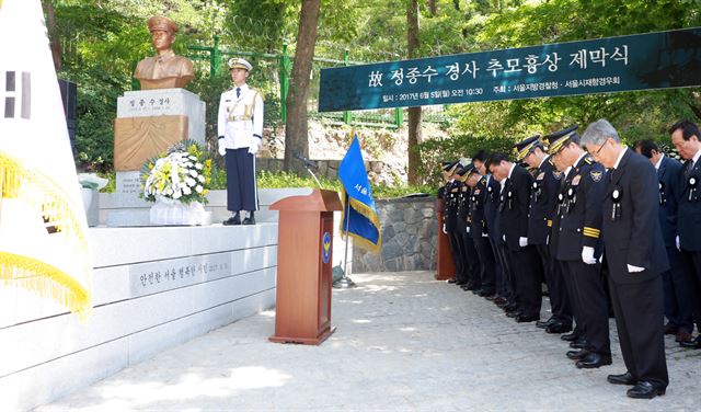 '김신조 사건' 당시 북한 무장공비를 막다가 목숨을 잃은 정종수 경사를 기리는 추모 흉상이 5일 오전 세워졌다. 연합뉴스