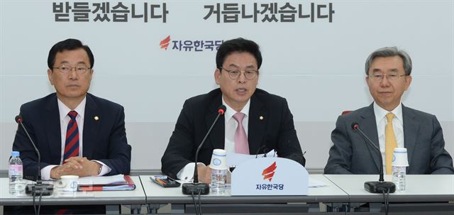 정우택(가운데) 자유한국당 대표 권한대행 겸 원내대표가 5일 국회에서 열린 비상대책위원회의에서 발언하고 있다. 오대근 기자 inliner@hankookilbo.com