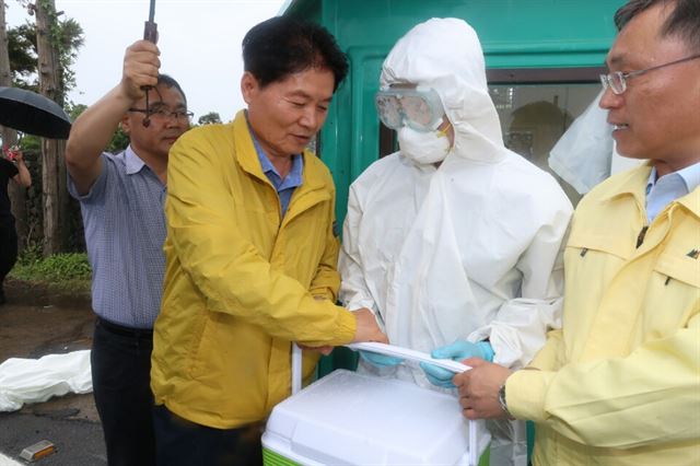 김병원(왼쪽) 농협중앙회장이 6일 제주 애월읍 소재 AI방역현장을 찾아 관계자들을 격려하고 있다. 농협중앙회 제공