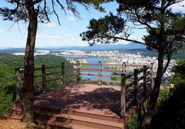 경북 안동시 남선면에 자연경관이 수려한 덤산이 새롭게 태어났다. 안동시 제공.