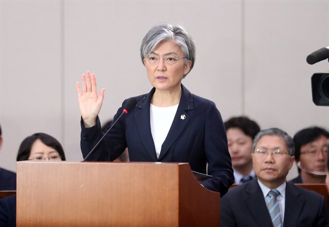 강경화 외교부 장관 후보자가 7일 오전 국회에서 열린 인사청문회에서 선서하고 있다. 연합뉴스