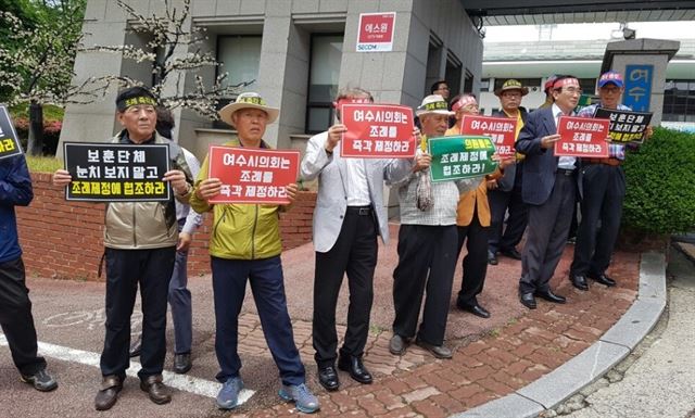 여순사건여수유족회(회장 황순경)는 7일 오후 1시 여수시의회 정문 앞에서 ‘한국전쟁 전후 민간인 희생자 위령사업 지원에 관한 조례’의 조속한 제정을 촉구하는 집회를 가졌다.