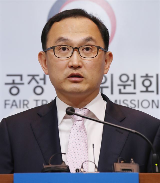 7일 오전 정부세종청사 공정거래위원회에서 선중규 소비자정책국 약관심사과장이 14개 지식·재능 공유서비스 사업자의 불공정 서비스 이용 약관에 대해 시정명령을 했다고 밝히고 있다. 연합뉴스