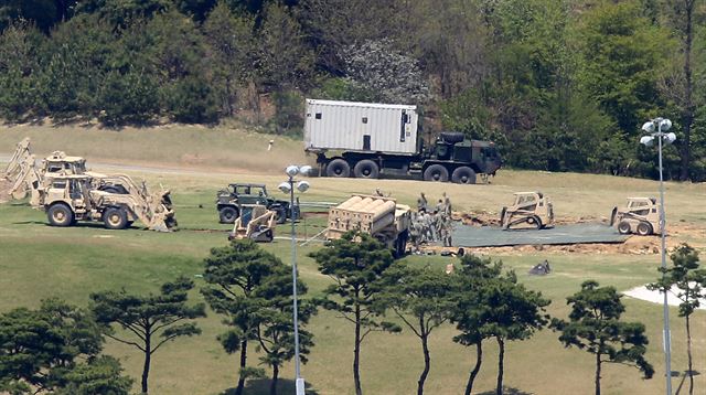 지난 4월27일 경북 성주군 성주골프장 부지에 사드 장비가 배치되고 있다. 연합뉴스