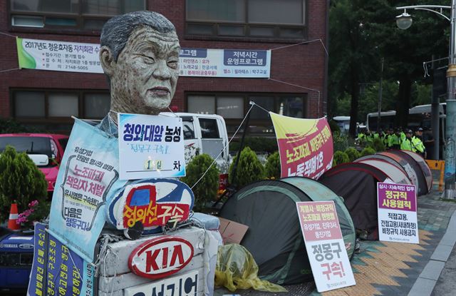 청와대 인근 종로구 청운효자동주민센터 앞에 전국금속노동조합이 설치한 노숙농성 천막과 조형물이 세워져 있다. 연합뉴스