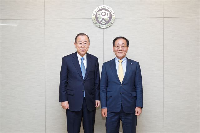 반기문(왼쪽) 전 유엔 사무총장과 김용학 연세대 총장. 연세대 제공