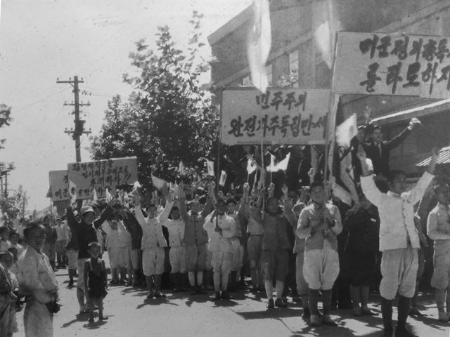 경기 연천군에서 벌어진 미군정 반대 시위 운동. 이런 곳에 충실히 얼굴을 내미는 것은 '공화국 인민'의 의무다. 푸른역사 제공.