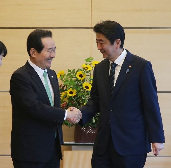 정세균(왼쪽) 국회의장이 8일 일본 도쿄 총리 관저에서 아베 신조 일본 총리와 만나 악수하고 있다. 국회의장실 제공