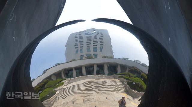 [170608-40] [저작권 한국일보]위기의 검찰. 문책성 인사로 뒤숭숭한 검찰.서울 서초 대검찰청의 상징 조형물 '진실의 눈'에 비쳐진 대검청사.2017.06.08 신상순 선임기자