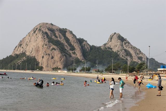 지난해 전북 군산시 선유도 해수욕장을 찾은 관광객들이 물놀이를 즐기고 있다. 군산시 제공