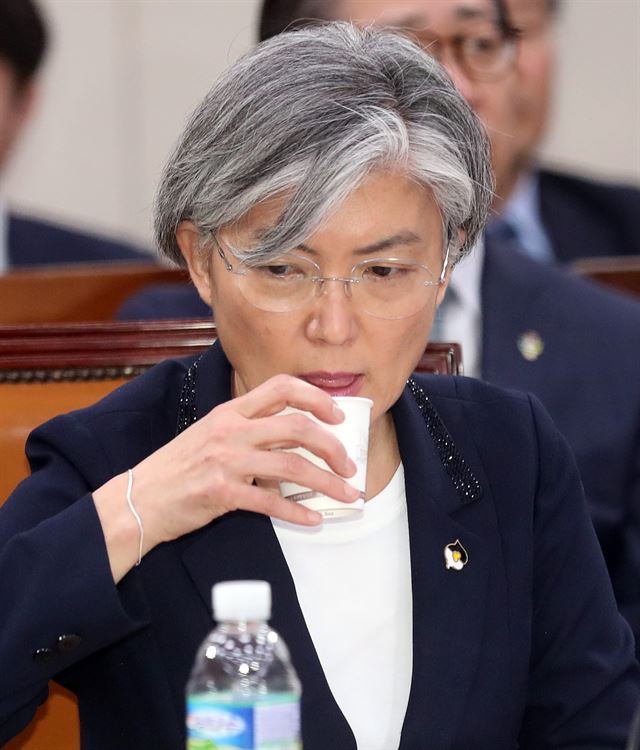 강경화 외교부 장관 후보자가 7일 국회에서 열린 인사청문회에서 답변 도중 물을 마시고 있다. 연합뉴스