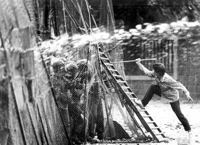 [학우의 분노] 이한열 피격사건 직후인 1987년 6월 15일 연세대학교 앞에서 벌어진 학생과 경찰의 공방전 도중 한 학생이 전경들을 향해 쇠파이프를 휘두르고 있다.