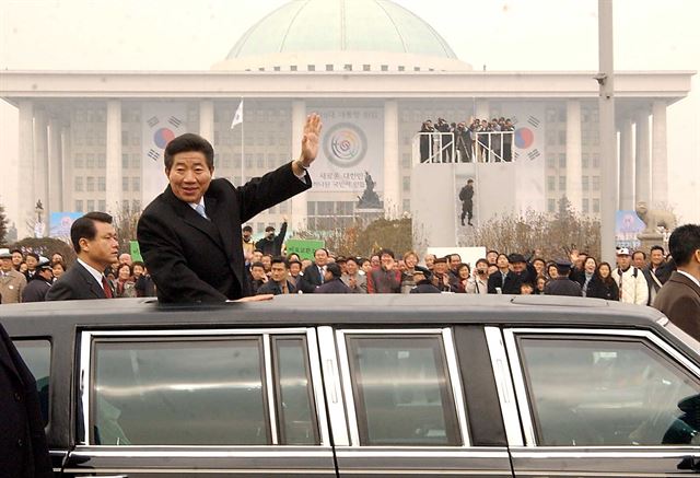 영남 출신으로서 호남 기반 정당인 여당 내 비주류였던 노무현 후보가 제16대 대통령에 당선됐다. 2003.2.25