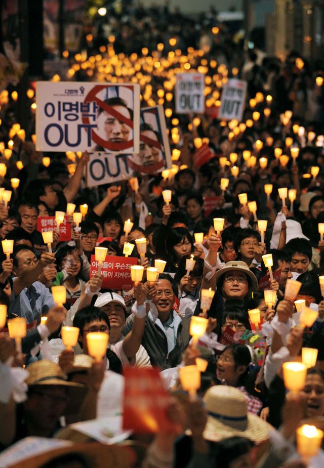 정부의 미국산 쇠고기 수입 결정에 반대하는 시민들이 촛불을 들고 거리로 나섰다. 2008.5