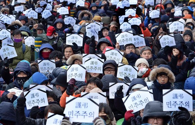 통합진보당의 강제 해산은 대한민국에서 자유의 한계선을 설정한 판결이었다. 2014.12.19