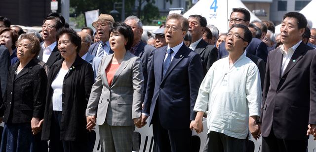 문재인 대통령이 10일 오전 서울광장에서 열린 제30주년 6.10 민주항쟁 기념식서 '광야에서'를 제창하고 있다.왼쪽부터 이태춘 열사 모친 박영옥씨,이한열 열사 모친 배은심씨,김정숙 여사,문 대통령,박종철 열사 형 박종부씨,이석규 열사 형 이석주씨.고영권기자 youngkoh@hankookilbo.com