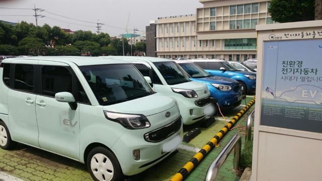 제주도청 주차장 내에 설치된 충전시설에서 전기차들이 충전하고 있다. 한국일보 자료사진