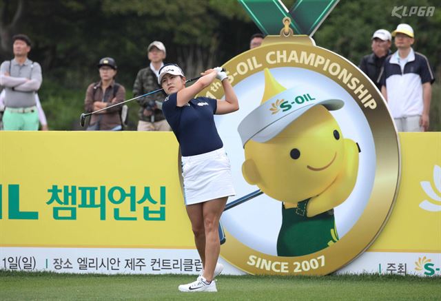 김지현이 11일 제주시에 위치한 엘리시안 제주CC에서 열린 에쓰오일 챔피언십 1번홀에서 티샷을 하고 있다. KLPGA 제공