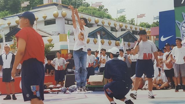 3대3 길거리 농구의 한 장면.