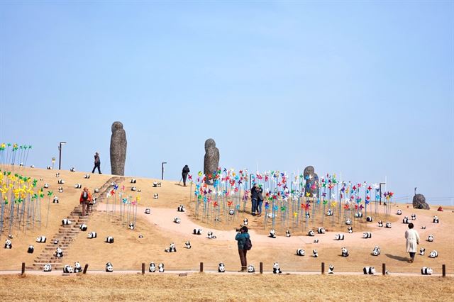 4월 경기 파주시 임진각 평화누리공원 DMZ 일대에서 열린 판다 인형 특별전시회. 한국일보 자료사진