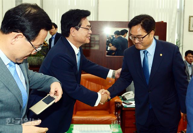 더불어민주당 우원식 원내대표와 바른정당 주호영 당대표 권한대행 겸 원내대표가 12일 오전 자유한국당 정우택 대표권한대행 겸 원내대표를 찾아와 국회의장 여야 4당 원내대표 회동에 참석할 것을 요청하고 있다. 오대근 기자 inliner@hankookilbo.com