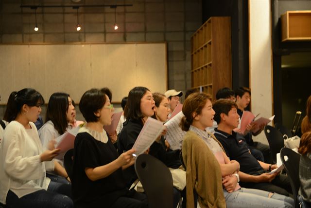 이번 축제를 위해 방천시장 인근에게 식당이나 카페를 운영하는 주민들이 모여 ‘마을오페라합창단’을 결성, 지난 두 달 동안 합창곡 연습에 매진했다. 이들은 프로들과 함께 무대에 올라 조연이나 합창 부분을 맡는다. ‘마을오페라합창단’ 제공