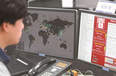 지난달 14일 서울 송파구 한국인터넷진흥원(KISA)에서 직원들이 세계 곳곳에서 발생한 대규모 랜섬웨어 공격과 관련해 상황을 주시하고 있다. 연합뉴스
