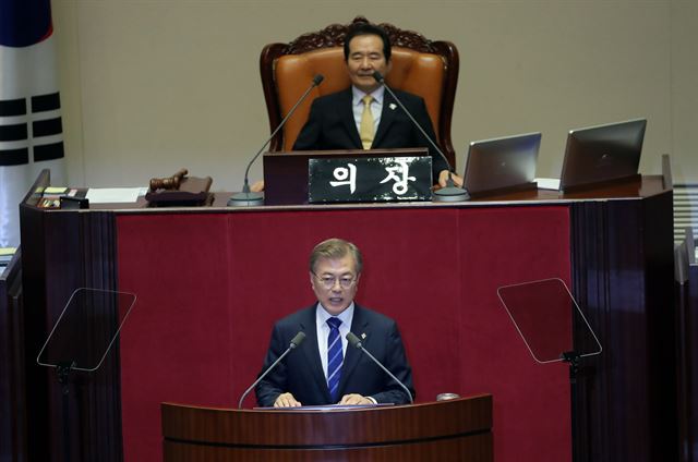 문재인 대통령이 12일 오후 국회 본회의장에서 추경 예산 편성에 협력을 당부하는 내용으로 취임 후 첫 시정연설을 하고 있다. 연합뉴스