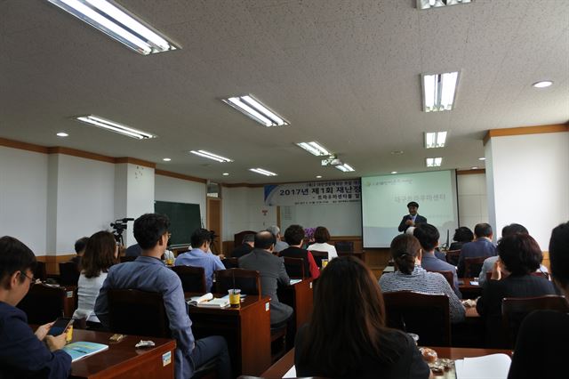 12일 대구 남구 대명동 대구대 대명동캠퍼스 본관 604호에서 열린 '1회 재난정신건강 세미나'에서 참석자들이 주제발표를 경청하고 있다. 대구=윤희정기자 yooni@hankookilbo.com