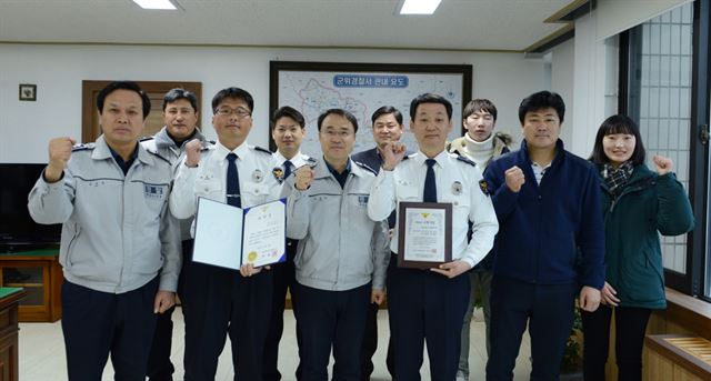 베스트 교통경찰로 선정된 군위경찰서 교통관리계 직원들. (왼쪽부터) 배재동 경정, 이기혁 경위, 황철규 경사, 황문현 경사, 장병덕 서장, 손약락 경위, 권인오 경위, 최호원 순경, 김정곤 경위, 장유정 순경. 군위경찰서 제공