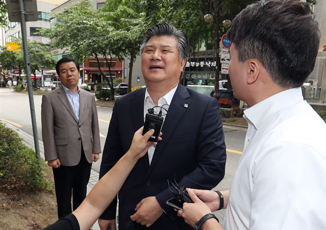 조대엽 고용노동부 장관 후보자가 인사청문회 준비를 위해 12일 오후 서울 마포구 서울서부고용노동지청에 마련된 사무실로 들어서며 취재진의 질문을 받고 있다. 연합뉴스