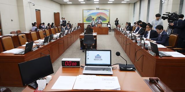 12일 오후 김상조 공정거래위원장 후보자 인사청문경과보고서 채택 등의 안건이 예정된 국회 정무위원회 전체회의가 위원장과 자유한국당 의원들의 불참으로 열리지 못하고 있다. 연합뉴스