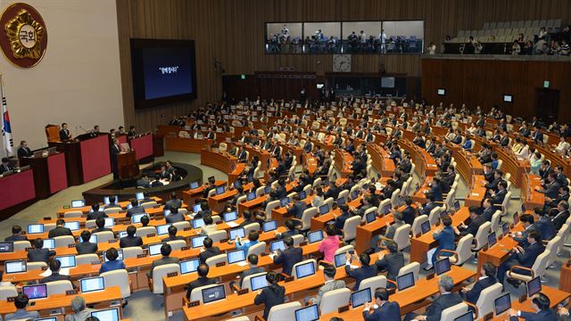 문재인 대통령이 12일 서울 여의도 국회를 방문해 취임 첫 국회 시정연설을 하고 있다. 오대근 기자