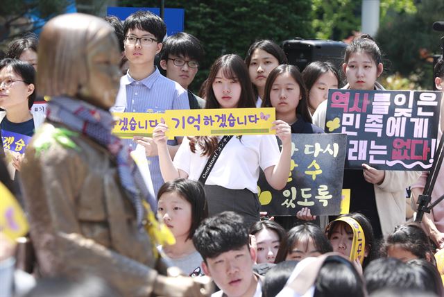 지난달 17일 서울 종로구 옛 주한 일본대사관 앞에서 한국정신대문제대책협의회 주관으로 열린 제1283차 일본군 성노예제 문제 해결을 위한 정기수요집회에서 참가자들이 발언을 듣고 있다. 연합뉴스 자료사진