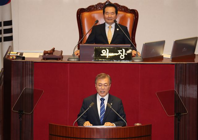 문재인 대통령이 12일 오후 국회에서 추가경정예산안에 대한 시정연설을 하고 있다. 오대근 기자 inliner@hankookilbo.com