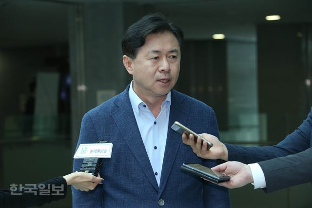 해수부장관 후보자로 내정된 김영춘 더불어민주당 의원이 지난달 30일 오후 서울 여의도 국회의원회관으로 들어서고 있다. 배우한 기자