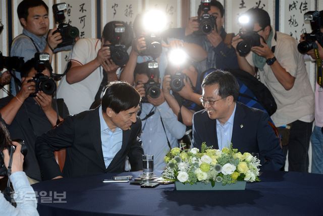 이주열 한국은행 총재와 김동연 경제부총리 겸 기획재정부 장관(오른쪽)이 13일 서울 중구 한국은행 본점에서 만나 대화하고 있다. 2017.6.13 신상순