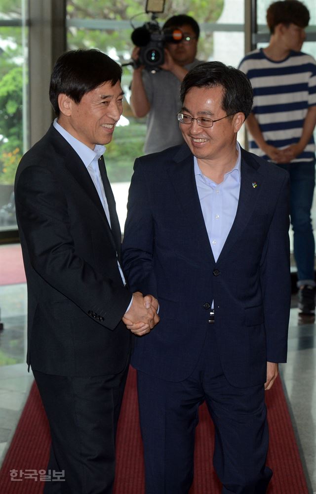 이주열 한국은행 총재와 김동연 경제부총리 겸 기획재정부 장관(오른쪽)이 13일 한국은행 본점에서 만나 악수 하고 있다. 2017.6.13 신상순 선임기자