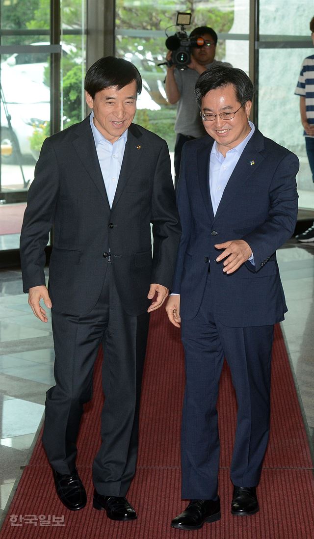 이주열 한국은행 총재와 김동연 경제부총리 겸 기획재정부 장관(오른쪽)이 13일 서울 중구 한국은행 본점 현관에서 회의장으로 이동 하고 있다.신상순 선임기자 /2017-06-13(한국일보)