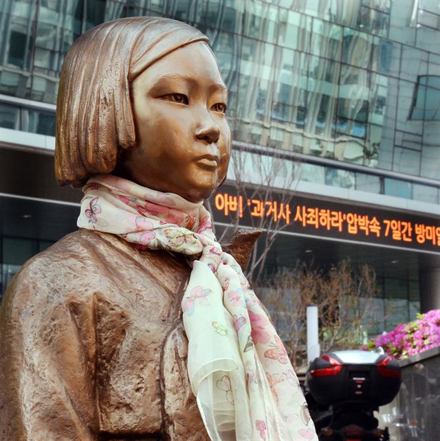 서울 종로구 일본대사관 앞 위안부 기림비 평화의 소녀상. 한국일보