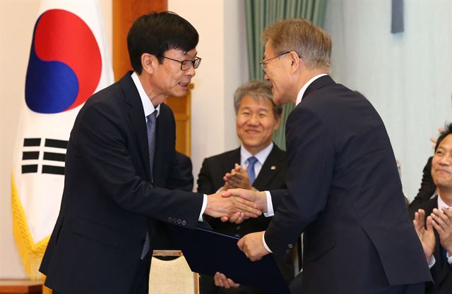 13일 오후 청와대 본관에서 열린 공정거래 위원장 임명장 수여식에서 문재인 대통령이 김상조공정거래위원장에게 임명장을 수여하고 있다. 2017.6.13. 고영권기자