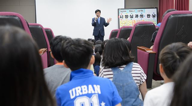 이춘희(가운데) 세종시장이 13일 미르초 시청각실에서 이 학교 4학년생 150여명을 대상으로 '세종시의 역할과 미래'를 주제로 대화의 시간을 갖고 있다. 세종시 제공