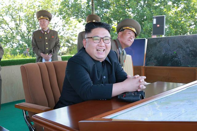 북한군은 4일 김정은이 참관한 가운데 '항공 및 반항공군 비행지휘관들의 전투비행술 경기대회-2017'을 진행했다고 북한 노동당 기관지 노동신문이 5일 보도했다. 노동신문=연합뉴스