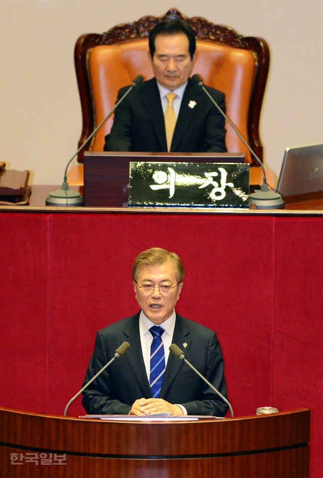 문재인 대통령이 12일 국회에서 추경예산안 관련 시정연설을 했다. 문 대통령이 파워포인트를 이용해 시정연설을 하고 있다. 오대근기자 inliner@hankookilbo.com